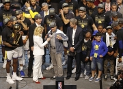 半岛体育新闻-勇士对阵猛龙精彩对抗比赛引发球迷期待