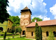 包含乌迪内斯主场击败切沃，稳居中游位置的词条