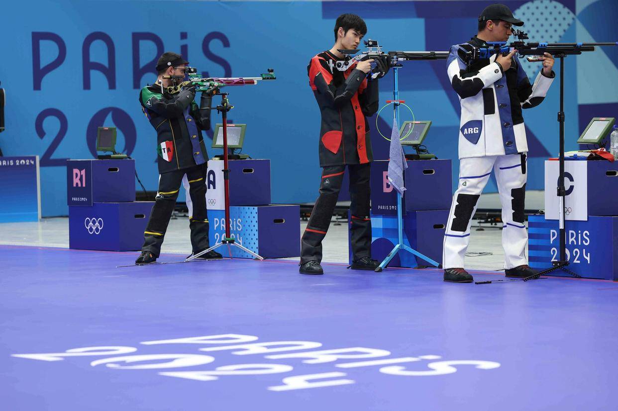 关于争夺第一，射击选手稳定发挥获胜的信息