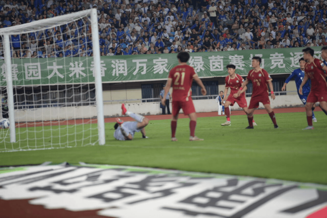 包含精彩进球连连涌现，球迷观众欢呼雀跃的词条