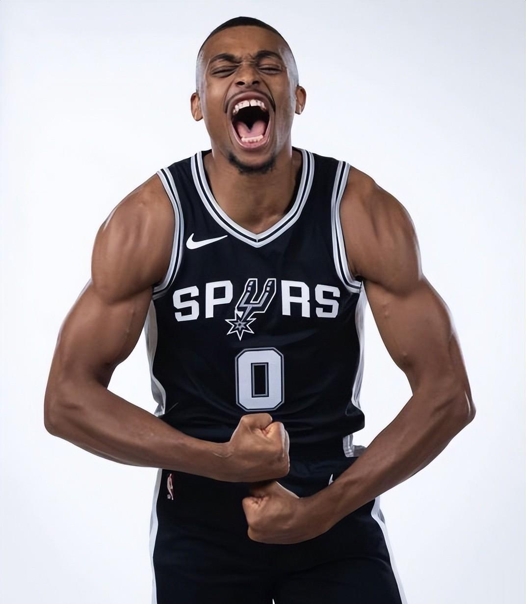 球员身体素质优越，场上灵活多变，表现抢眼的简单介绍