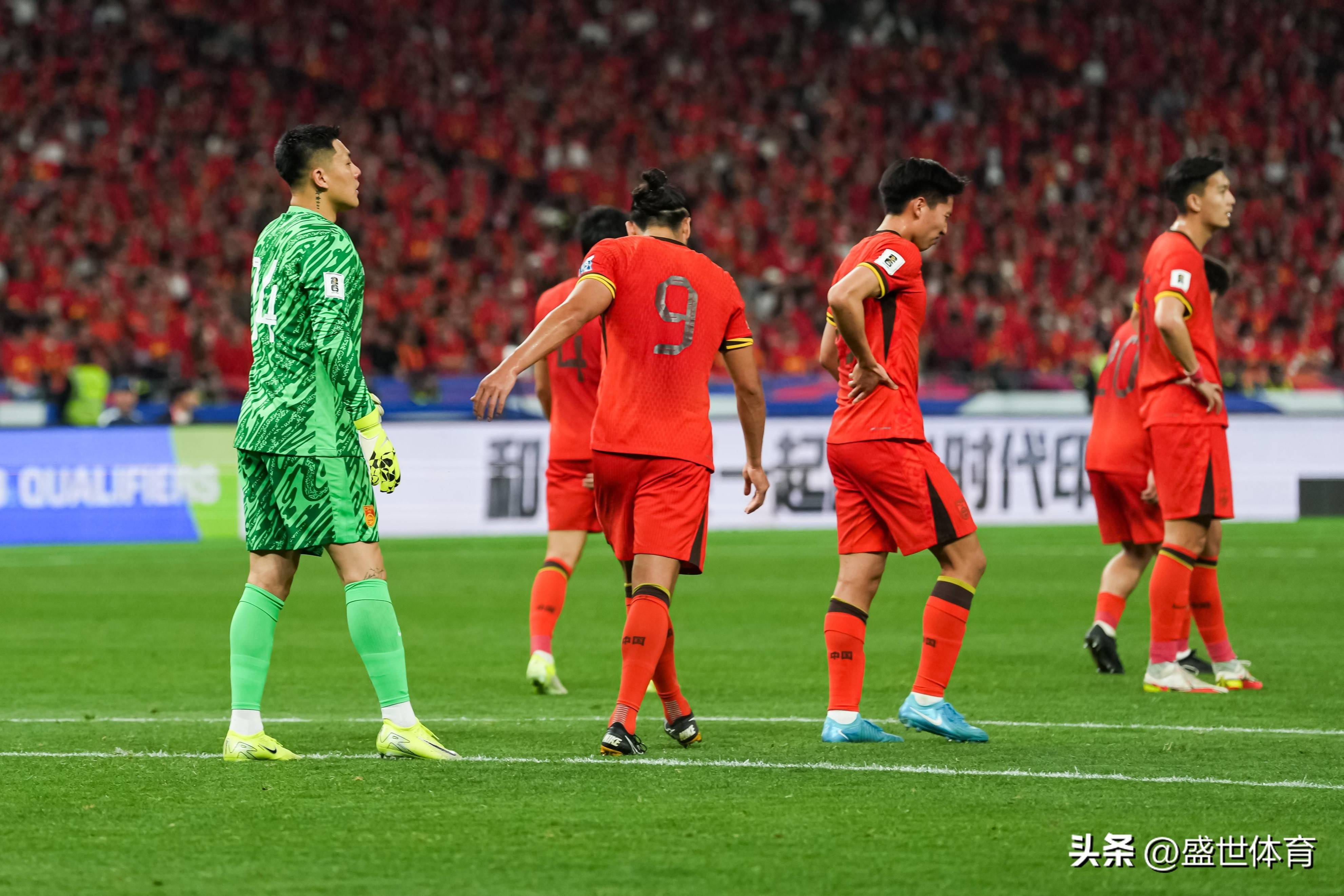 关于球迷聚焦国际赛事成绩，球员表现备受关注的信息