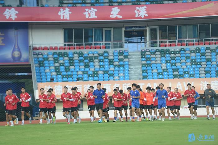 包含国内职业足球比赛赛程密集紧张，球员们备战全力的词条