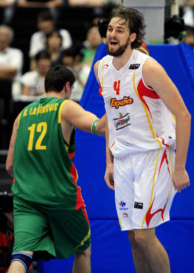 关于西班牙豪取胜利，锁定小组第一的信息