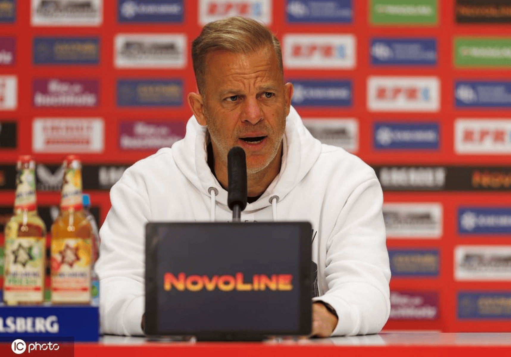 凯泽斯劳滕球迷组织集会，为队伍加油助威