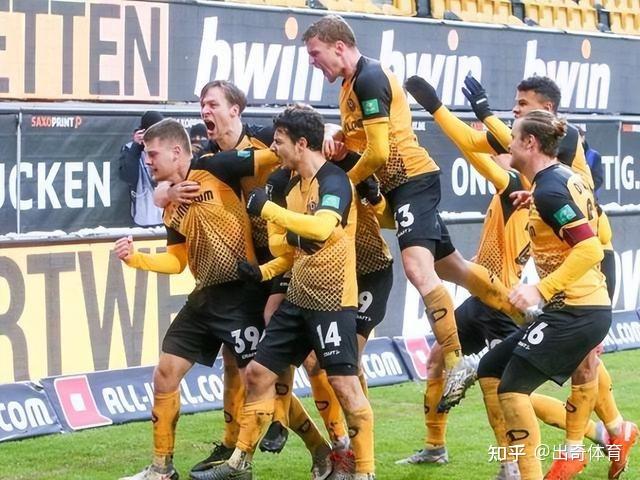 凯泽斯劳滕球迷组织集会，为队伍加油助威