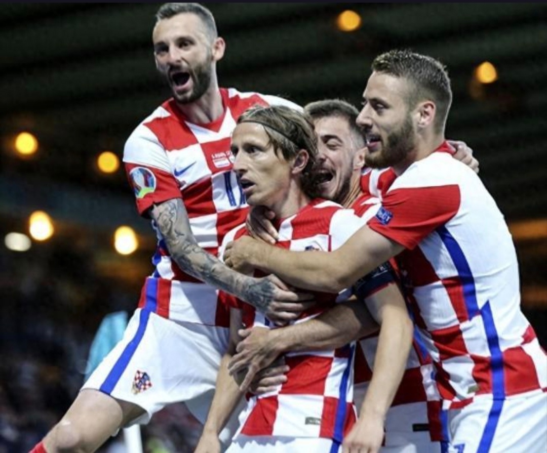 包含欧洲联赛决赛火爆开战，巨星争夺历史性胜利的词条