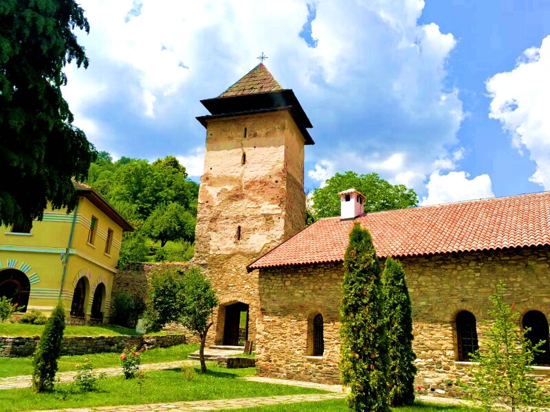 包含乌迪内斯主场击败切沃，稳居中游位置的词条