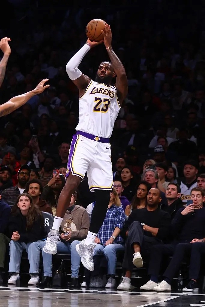 湖人客场击败爵士，詹皇开炮，助球队登顶西部