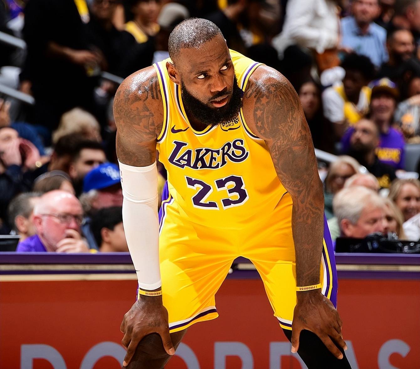 湖人客场击败爵士，詹皇开炮，助球队登顶西部