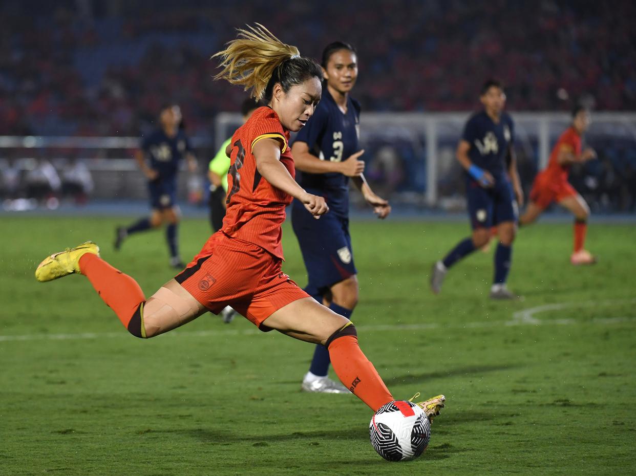 包含体育盛宴上演：女足华丽回合取胜夺冠的词条