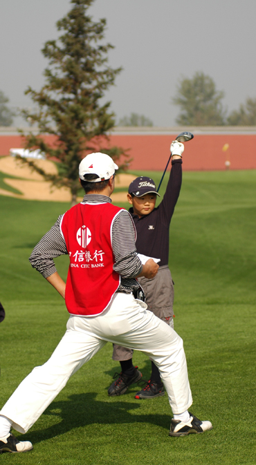 关于强队激烈争夺胜利，跃跃欲试展现实力的信息