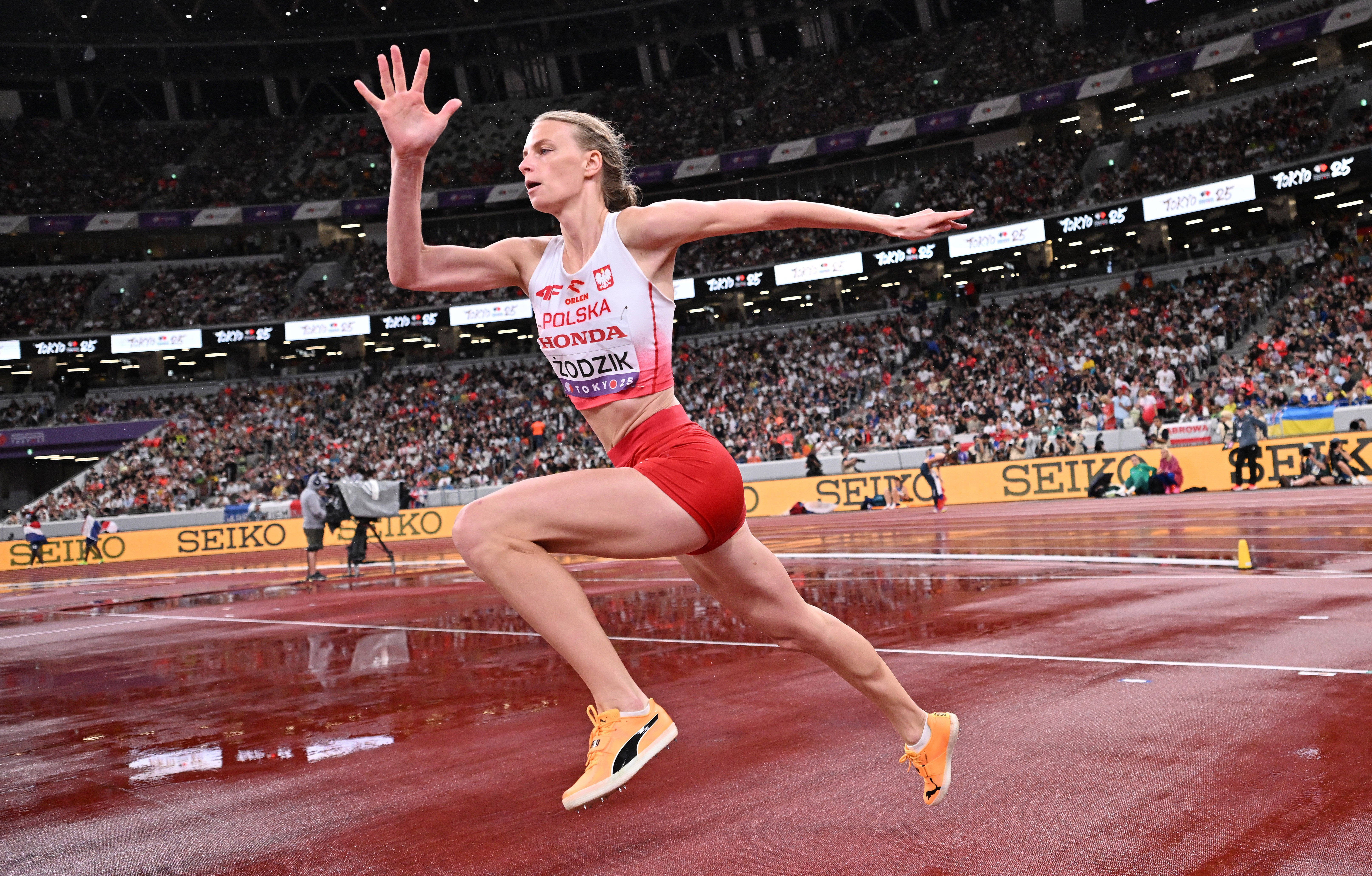波兰田径选手勇夺冠军，称霸赛场