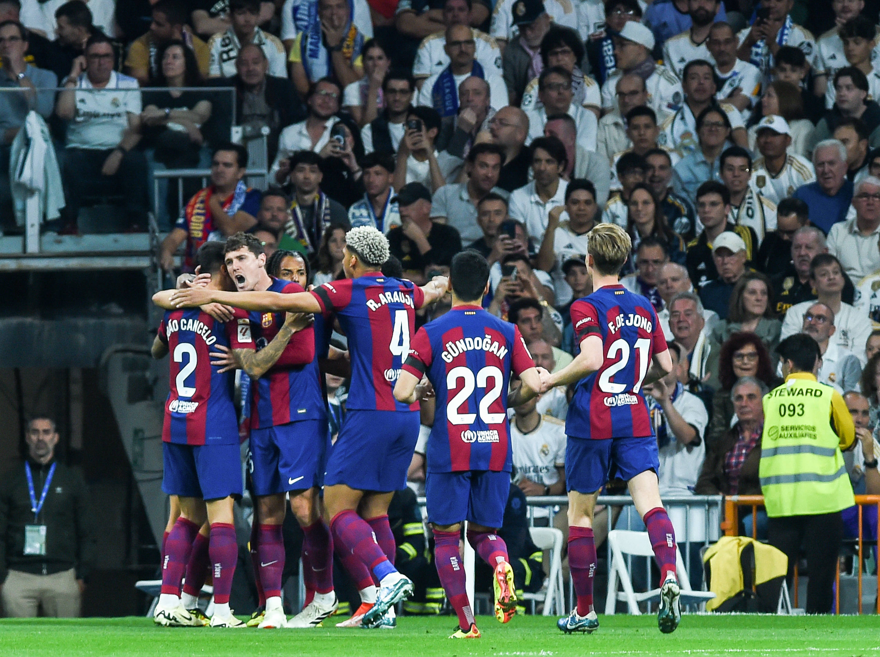 强队对决！一场热闹的足球比赛