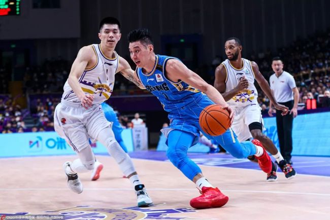 关键时刻爆发，全队团结拼搏斩获胜利