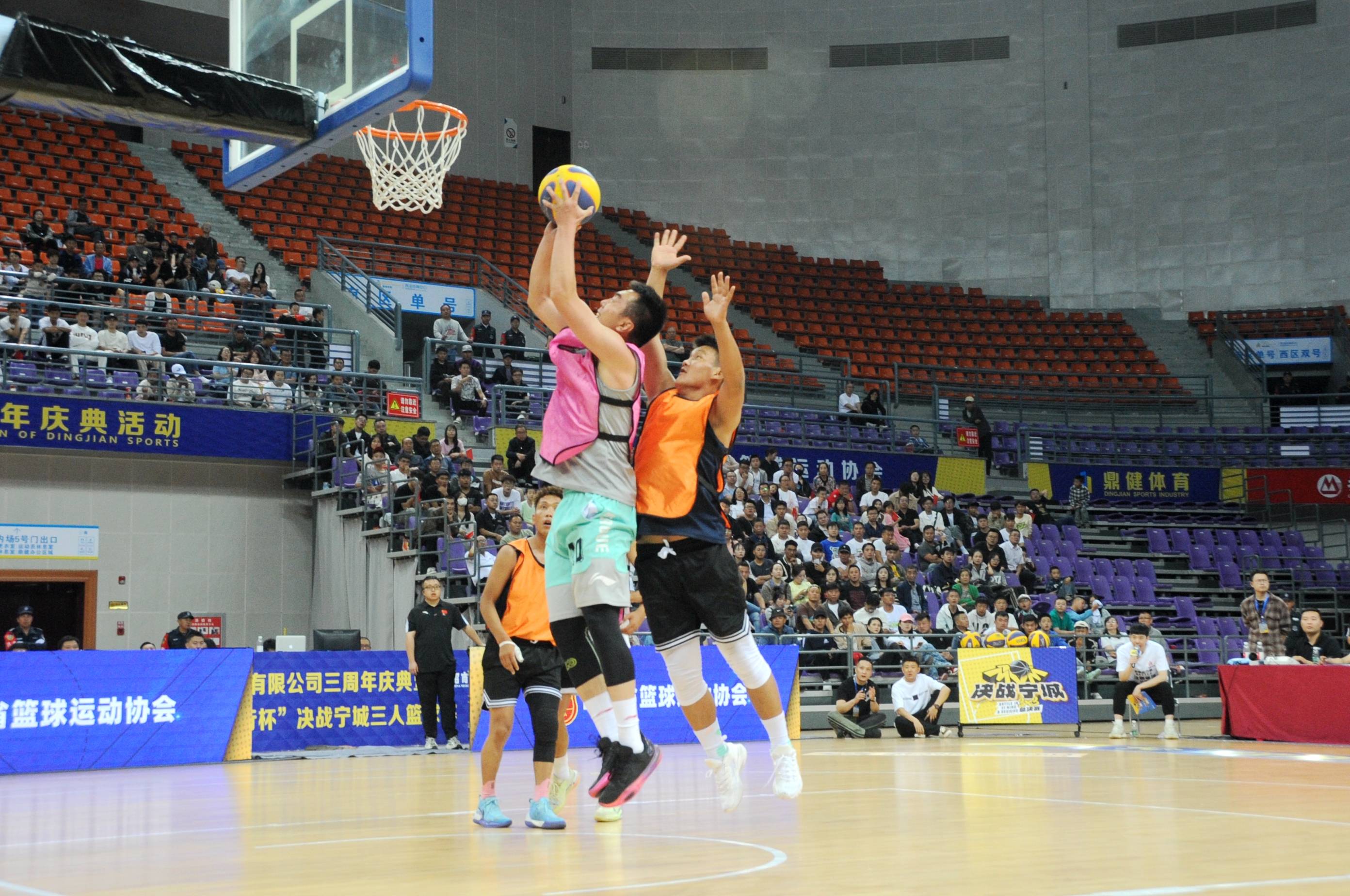 包含精彩纷呈！篮球赛场上的激烈对决吸引眼球的词条