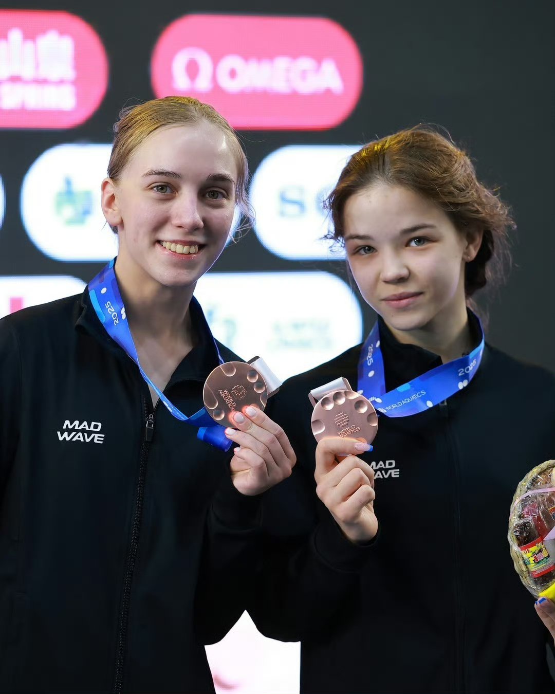 以色列选手斩获游泳比赛亚军