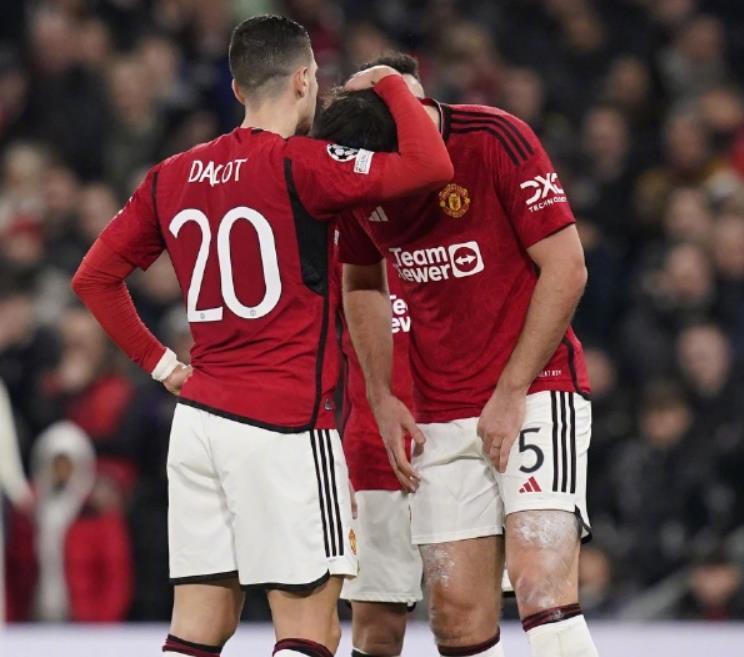 曼联悲伤出局，欧冠旅程终结，球迷心疼不已的简单介绍