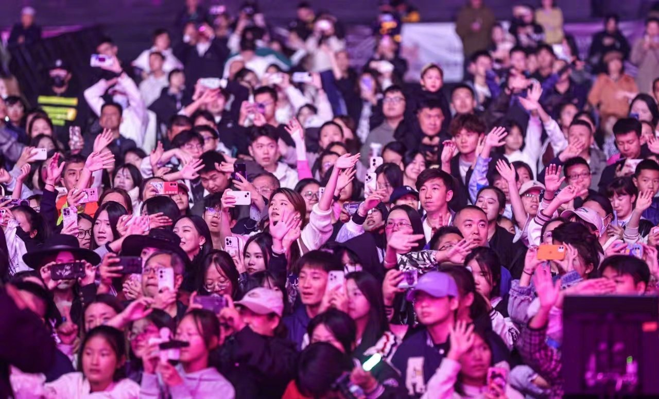 赛事现场庆典气氛融洽，观众乐不思蜀的简单介绍