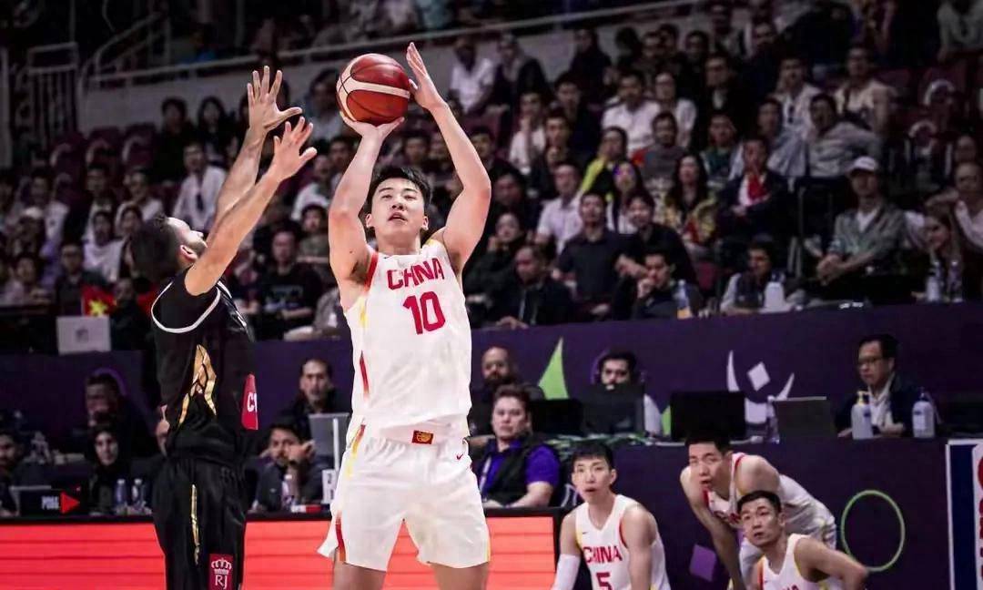 篮球比赛中出现惊险一幕，队员表现出色