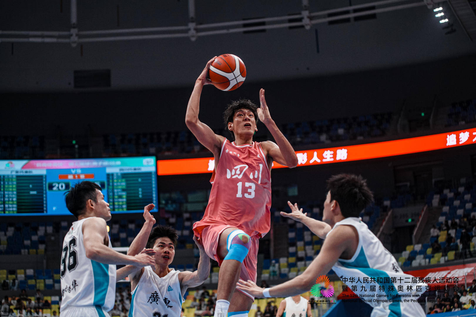 篮球比赛中出现惊险一幕，队员表现出色