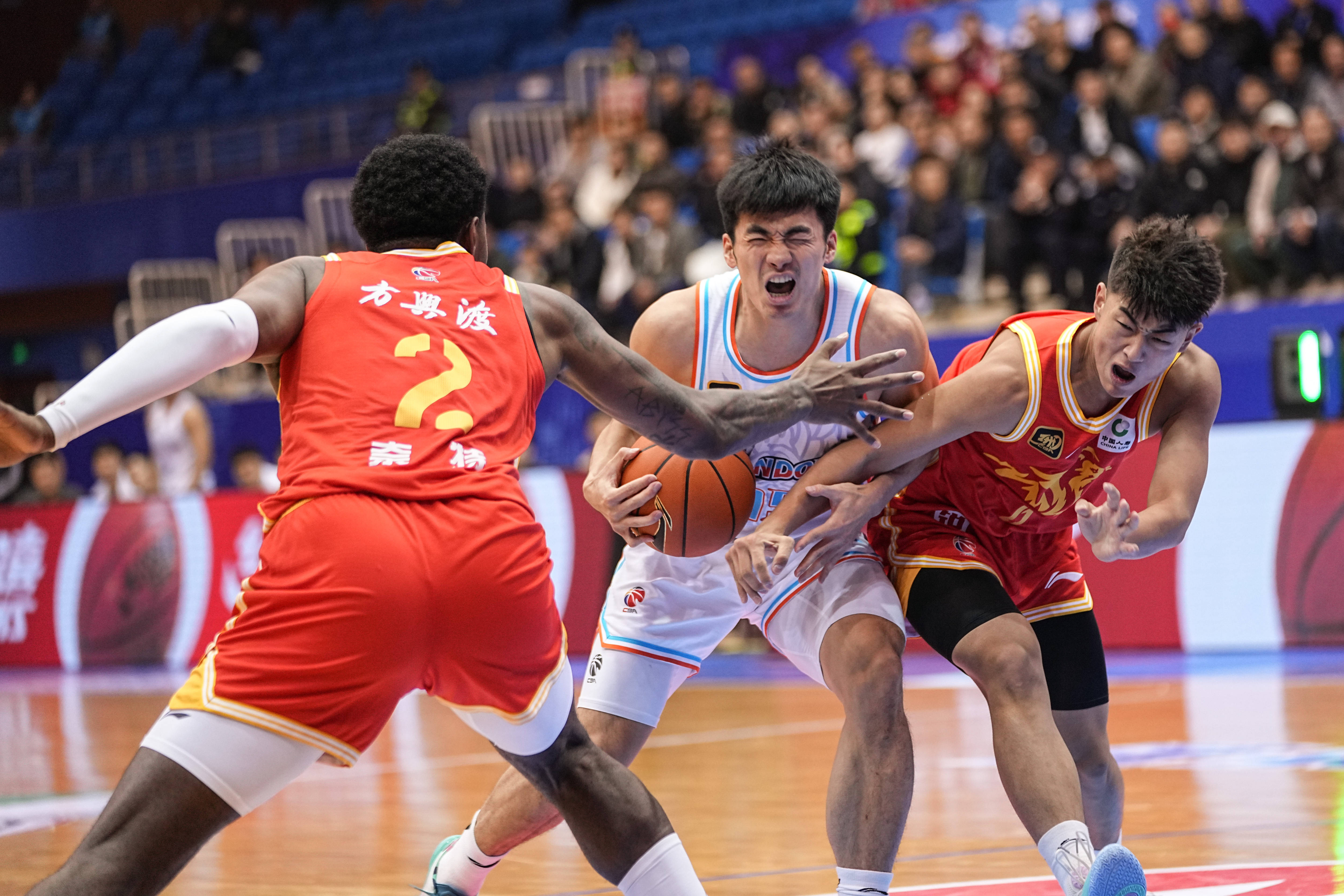 包含青岛队在激烈比拼中获胜，展现实力！的词条