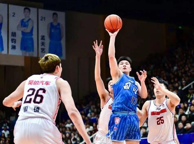 青岛队战胜陕西队，表现出色进军季后赛的简单介绍